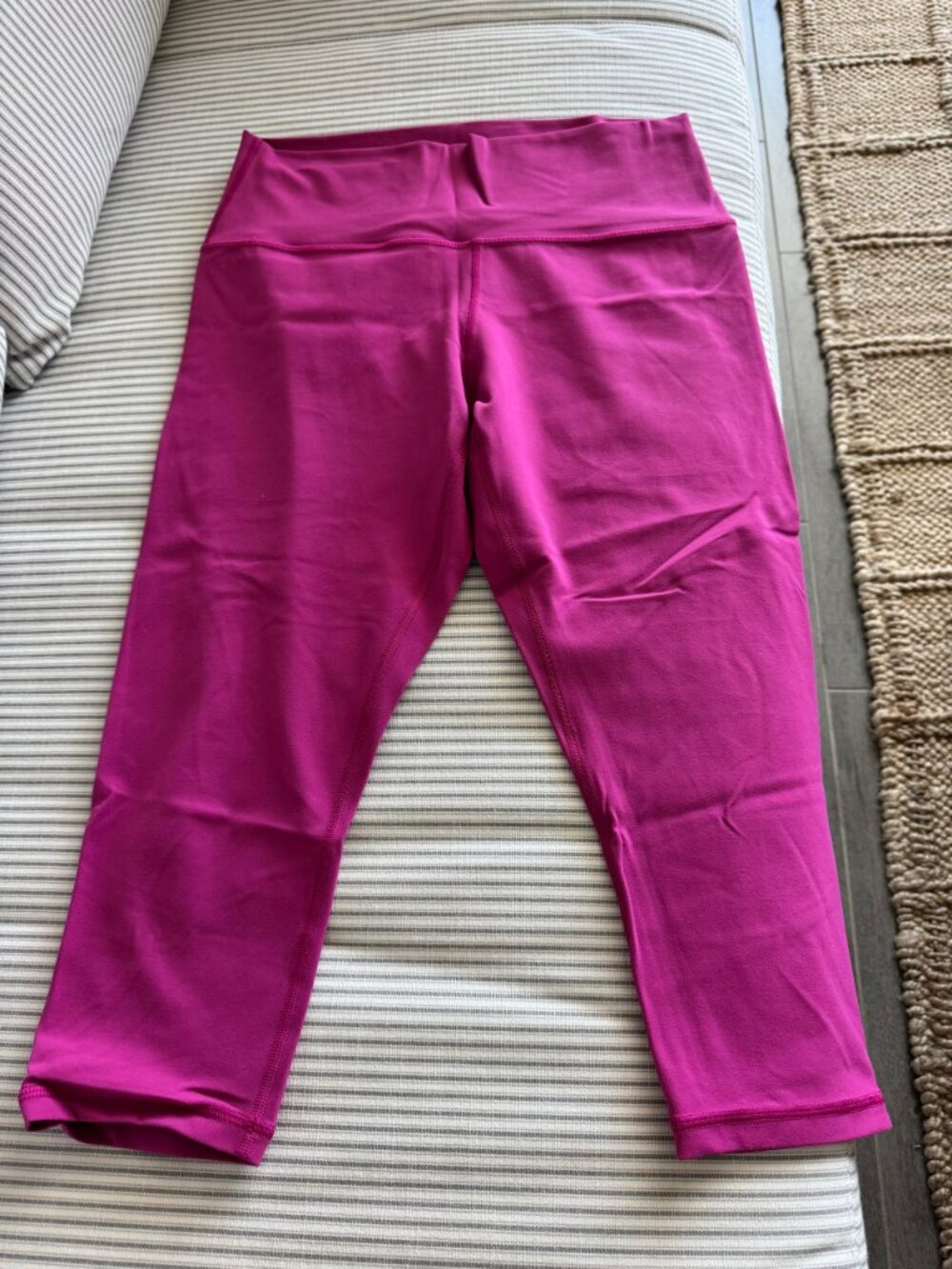 Athleta Transcend Capri Leggings – Bright Pink Magenta – Size Large - Picture 5 of 6